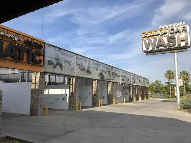 Squeeky's Monster Carwash