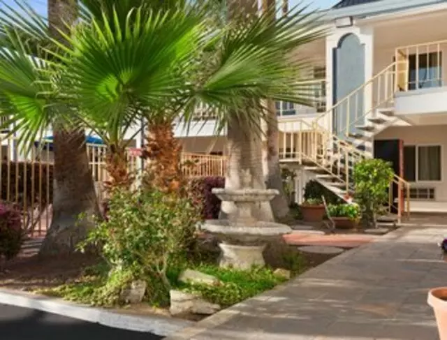 Travelodge by Wyndham Bakersfield
