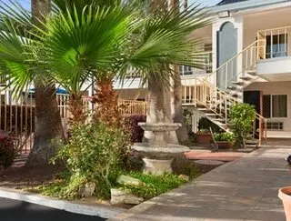 Travelodge by Wyndham Bakersfield