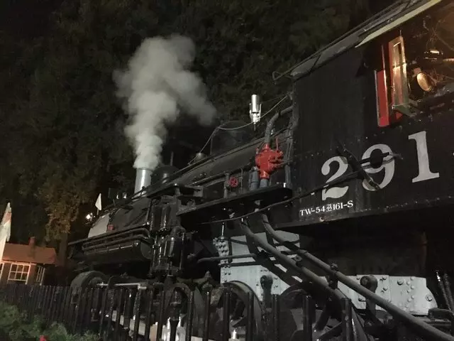 Holiday Lamplight Tours