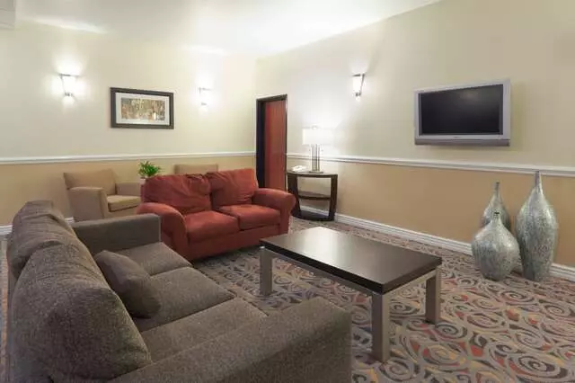 Holiday Inn Express & Suites Bakersfield Central