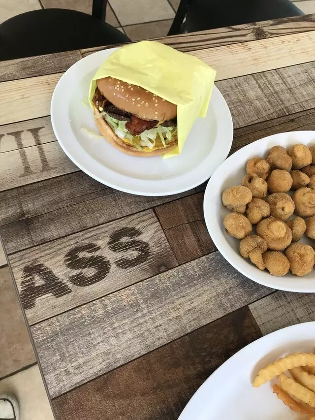 Super Tom&apos;s Burgers