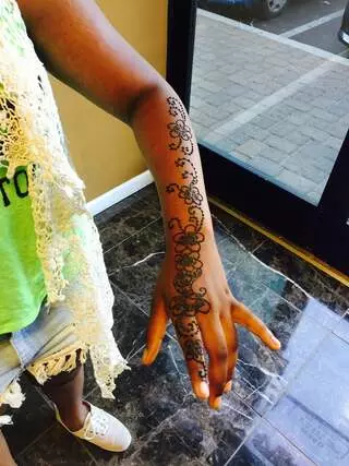G&l Threading & Henna Art