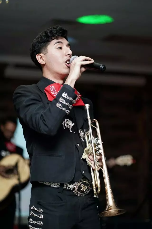 Mariachi Sol y Luna